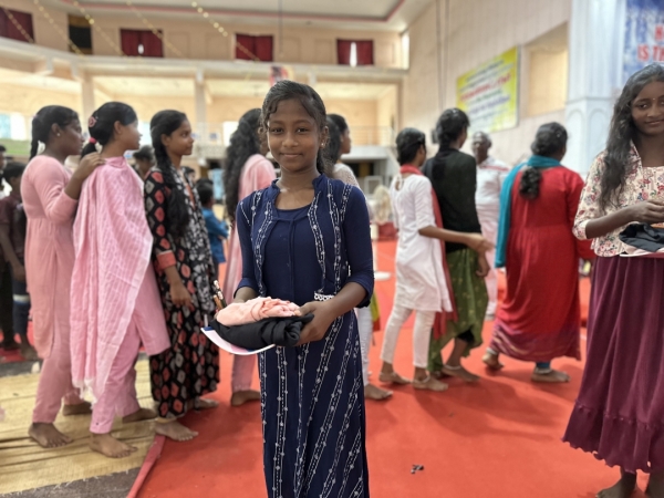 80名の子供たち、1人1人に、寄付させて頂きました