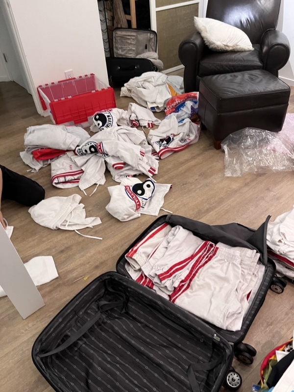 日本に渡航する前に、<br class=sp_only>空手着を整理しています。