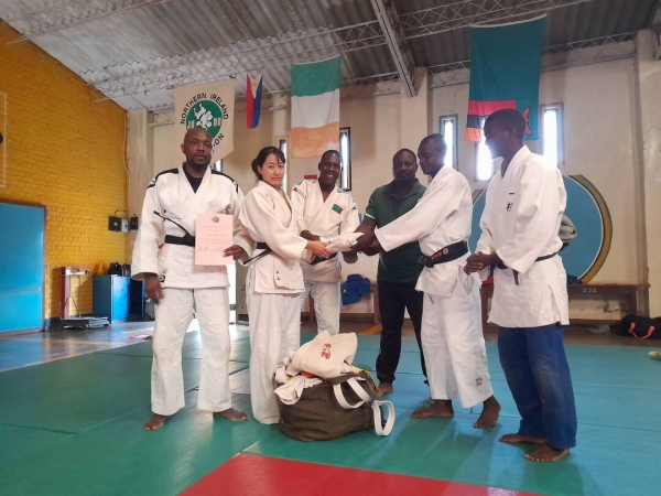 ザンビアの柔道協会に<br class=sp_only>柔道着を寄付した時の写真です