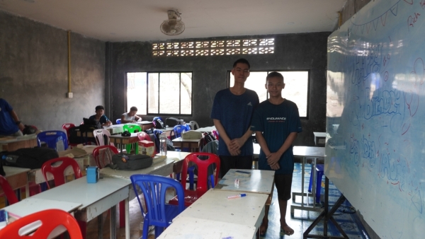 大学を目指しているセカンダリの生徒たち。休日も勉強していました。