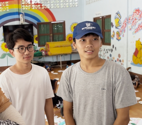 ボランティアで子供達を教えている若い先生たち。NBCの卒業生です