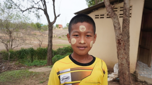 ミャンマーの子供達は、タナカと呼ばれる木の粉を顔に塗っています。