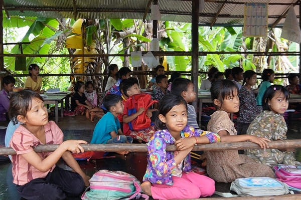 1つしかない教室には、<br class=sp_only>子供達が、びっしりと座っています