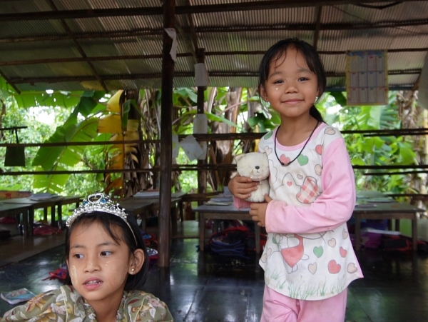 ぬいぐるみをもらった女の子です