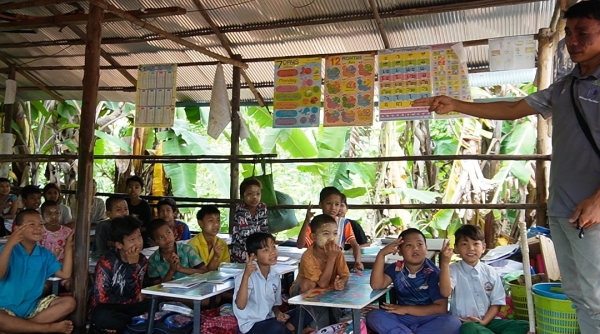 じゃんけんを教えています。