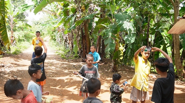 小学校は森の中にあります。<br class=sp_only>木陰が多くとても涼しいです。