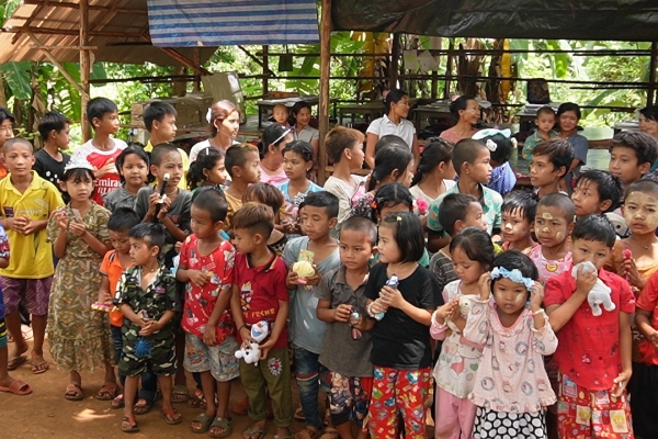 沢山の子供たちが、<br class=sp_only>小さな学校に通っています