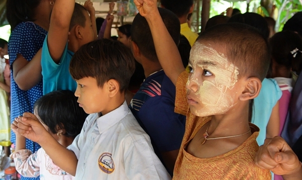 みんな真剣にじゃんけんしてます