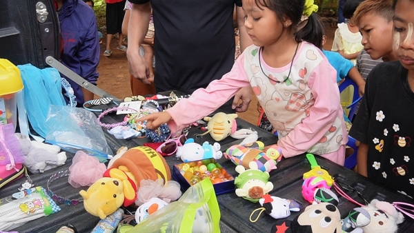  日本から持って行った<br class=sp_only>おもちゃやぬいぐるみを配布