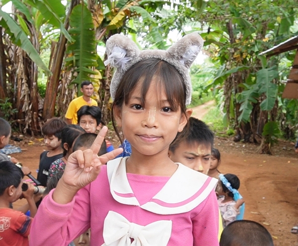 カチューシャをもらった女の子です。女の子は、どの国でもおしゃれの小道具が大好きです。