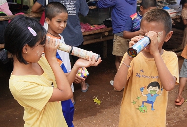 万華鏡をのぞいています。<br class=sp_only>生まれて初めての万華鏡です。