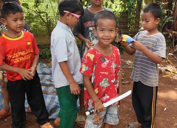 刀で遊んでいます。<br class=sp_only>どの国も男の子は刀が大好きです。