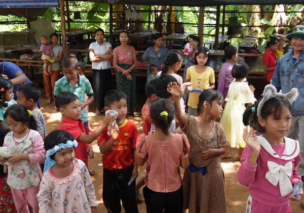 配布後の様子です。<br class=sp_only>思い思いに遊んでいます