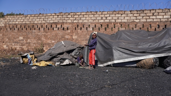 ルサカのコンパウンド周辺で炭焼きを手伝う子供達