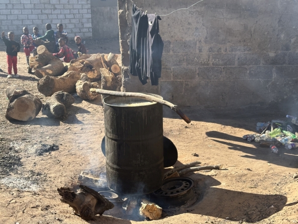 ルサカのコンパウンド 何かの食べ物を、ドラム缶で煮て作っています