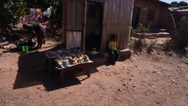 ルサカのコンパウンド 道端で食べ物を売っています