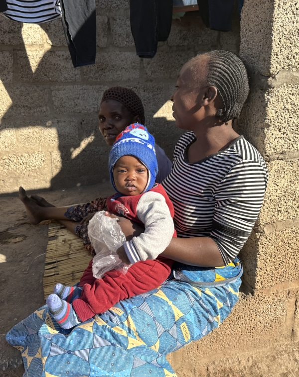 ルサカのコンパウンド 赤ちゃんとお母さん