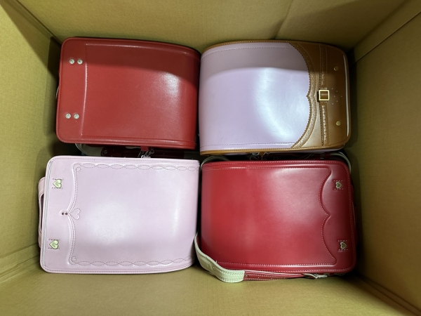 フィリピンへの発送内容 ランドセルを詰めています