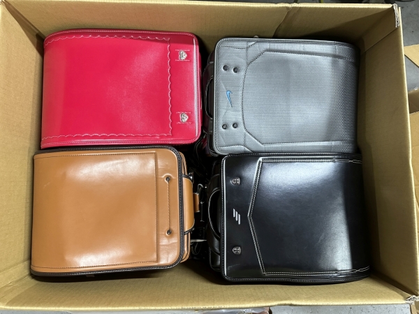 フィリピンへの発送内容 ランドセルの中には、文房具・古着などを入れています