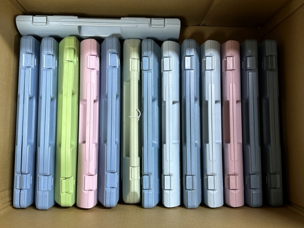 フィリピンへの発送内容 ピアニカは大きくランドセルに入りませんので、直接箱に入れます