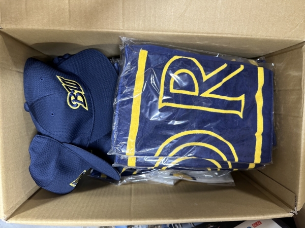 フィリピンへの発送内容 隙間に、タオル、Tシャツ、帽子などを入れています