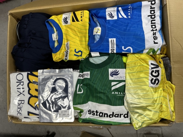 フィリピンへの発送内容 隙間に、ユニフォームなどを入れています