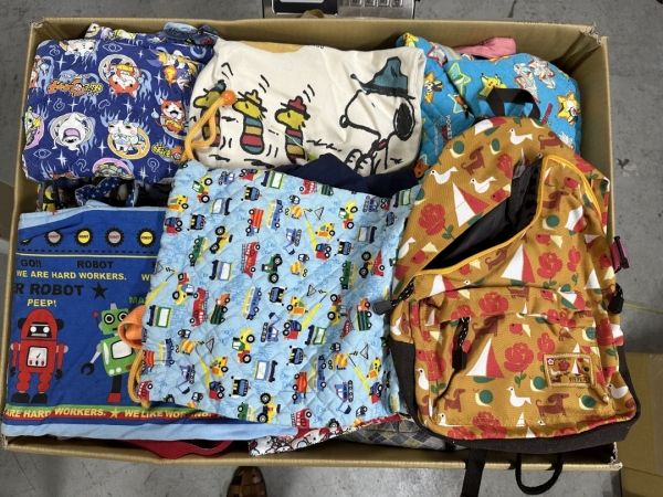 フィリピンへの発送内容 隙間に、手提げバッグなどを入れています