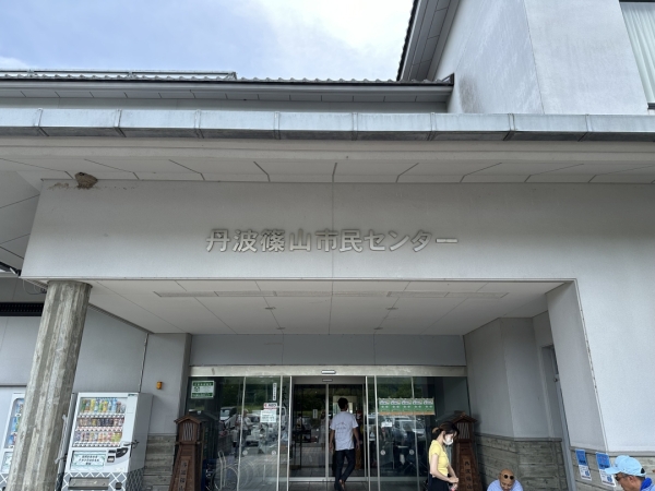 兵庫県丹波笹山氏の丹波篠山市民プラザ　入口