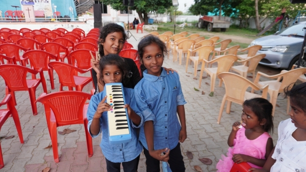  インドの孤児院の子供たち。古着と文房具以外にも、ピアニカを寄付させて頂きました