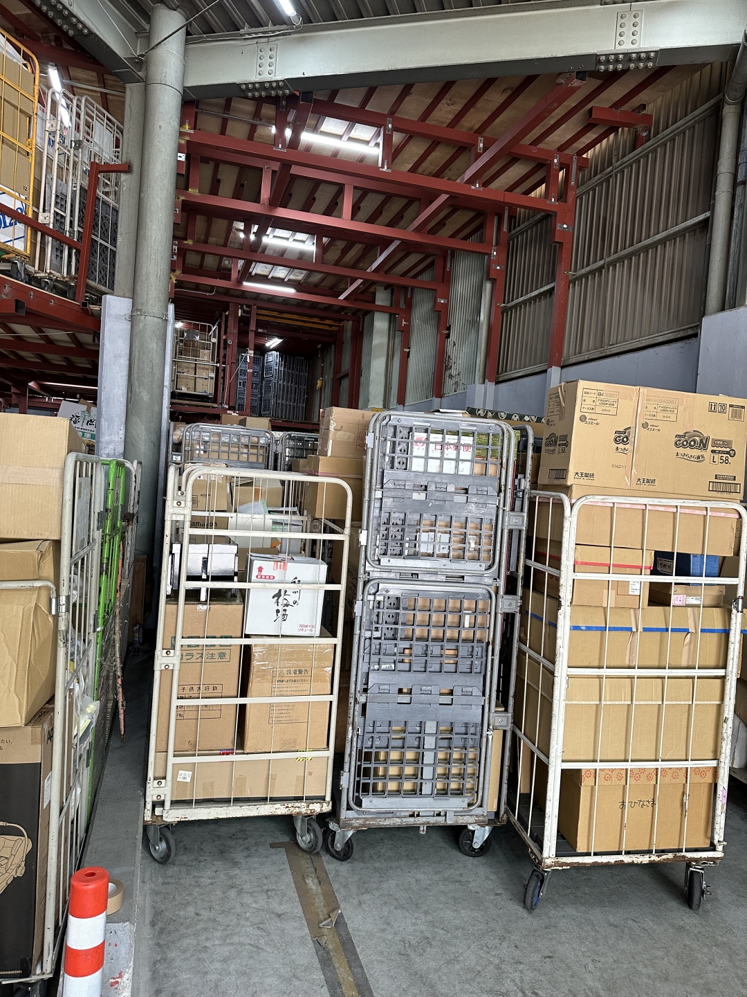 検品と梱包が終わり、出荷を待っている人形達です。