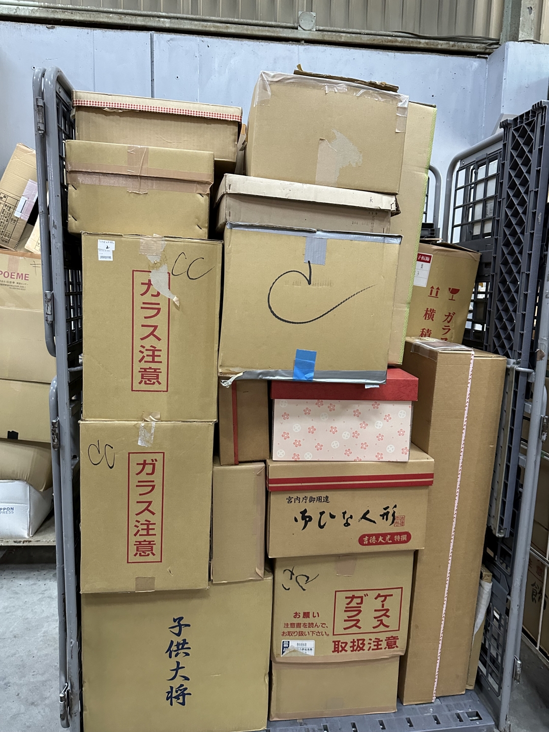 台車には、梱包済みの人形を載せています。