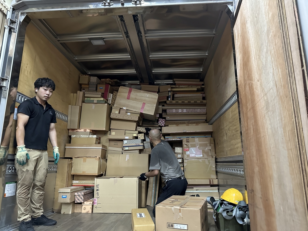 途中の様子です。隙間が無いように、破損しないように、細かく詰めていきます