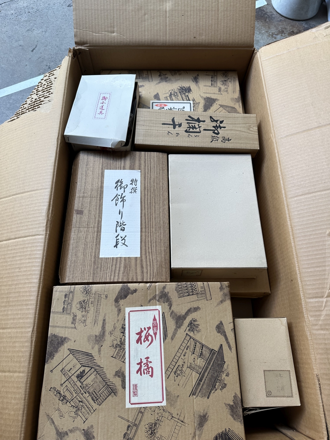 雛人形の中の様子です。破損しないように、確認して梱包します。