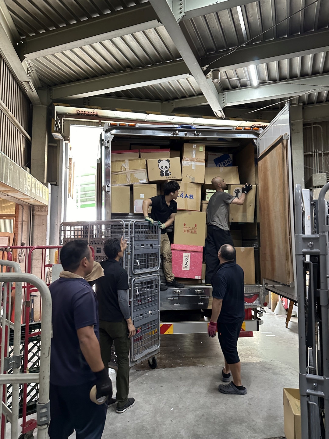 4tトラック満載の人形を寄付させて頂きました。