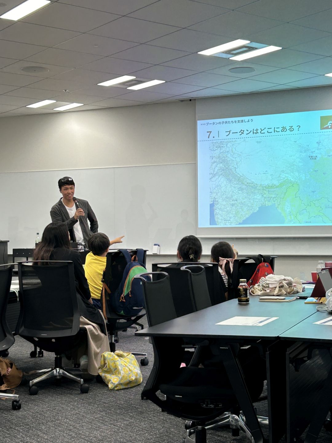 小さい子供たちにも、クイズ形式で興味を持ってもらえるように工夫しました。