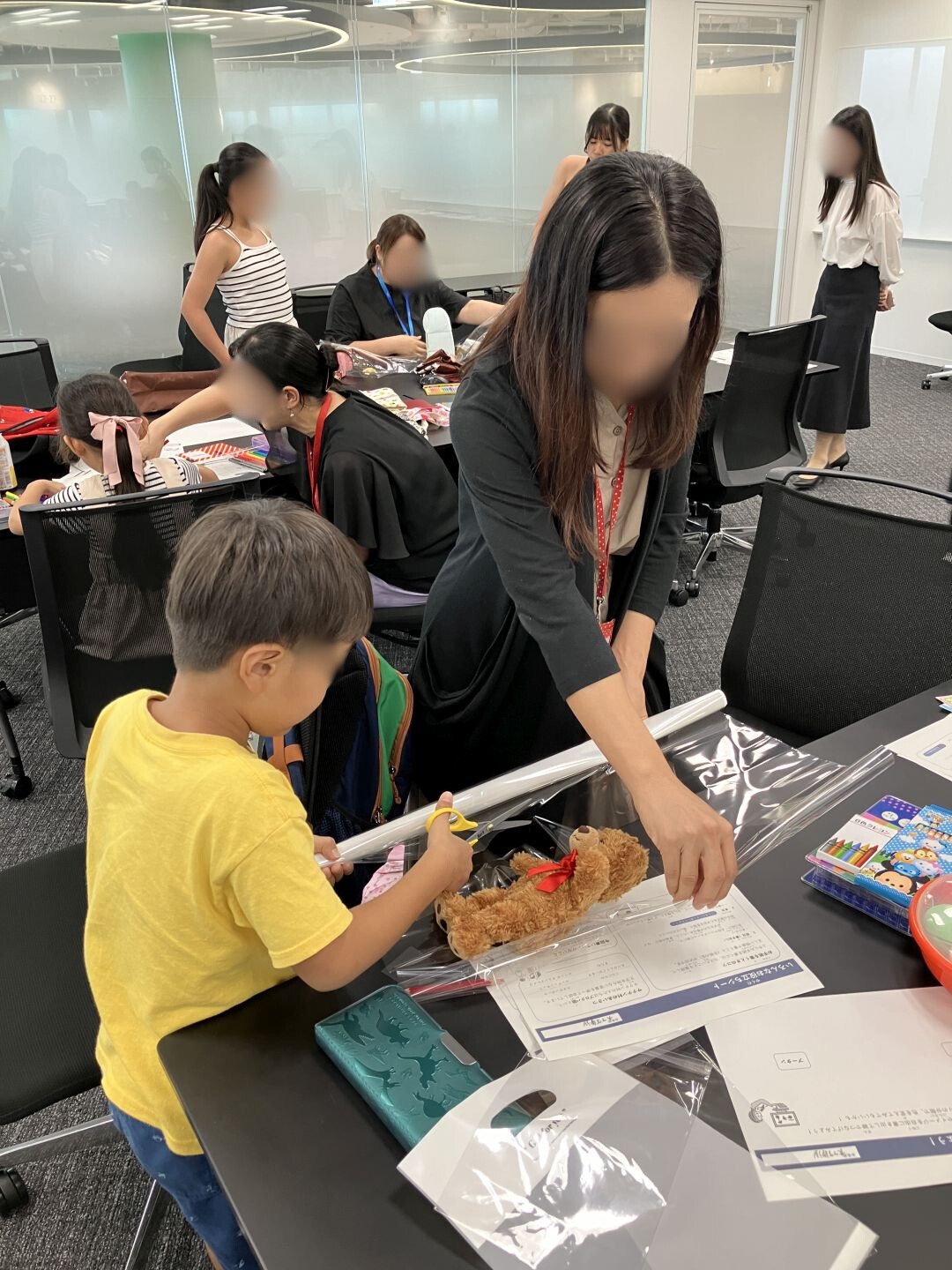 参加者が持ってきた寄付品を綺麗にラップして、お手紙も添えて頂きました。