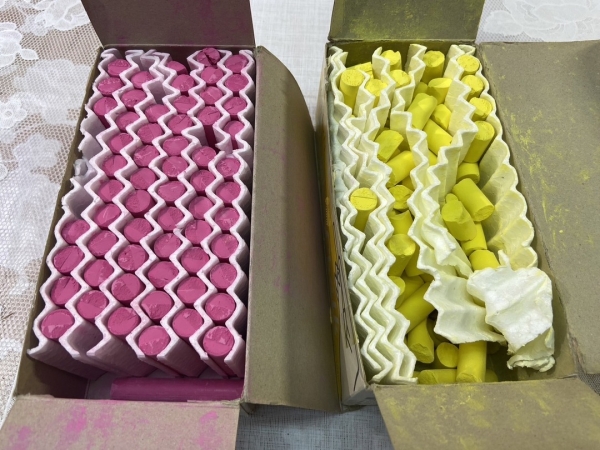 日本から送ったチョークです。黒板が使えるようになりました