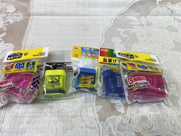 日本から送った鉛筆削りです。現地の物は、弱く、削るのに力がいるし破損しやすいです