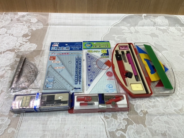 日本から送った定規です。分度器などは見たことない子も多く興味津々です