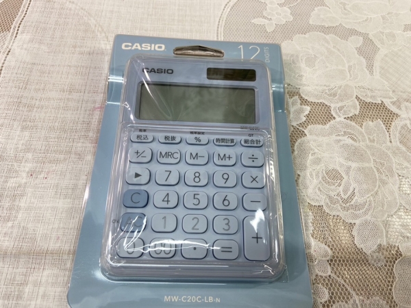 日本から送った電卓です。主に先生が使います