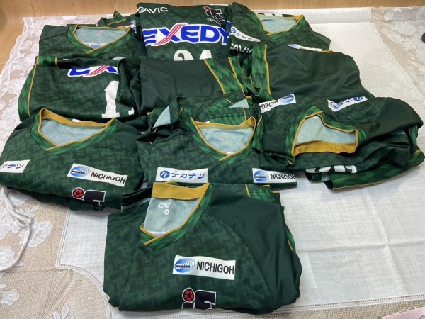 日本から送ったユニフォームです。子供たちが大はしゃぎでした。