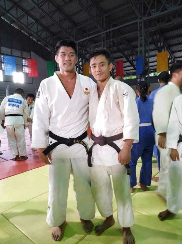 ミャンマーに井上康生さんが来て指導して頂いたそうです。彼はずっとそのことを誇りに思っています