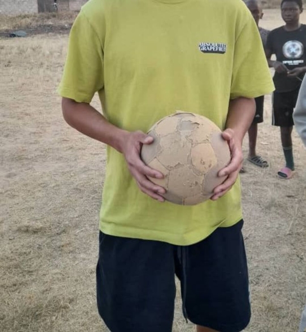 日本から寄付されたボールも半年でぼろぼろになります。