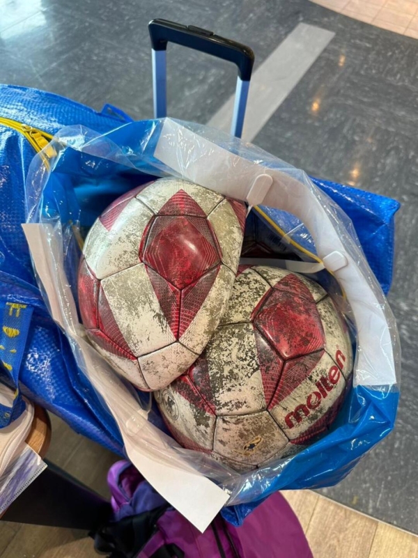 日本から中古のボールを手荷物でザンビアまで運んでもらいました。