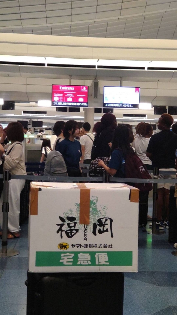 ボールを入れた段ボールは、飛行機に乗って運ばれます。