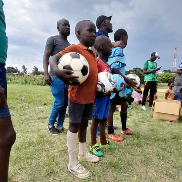 １人１つのボールはもらえませんが、ぼろぼろではないボールを持って誇らしげです。