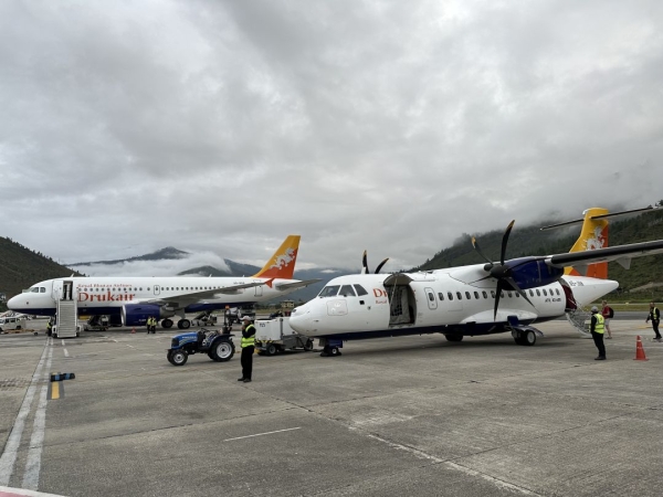 ブータンのパロ国際空港<br class=sp_only>手前のプロペラ機が国内線です