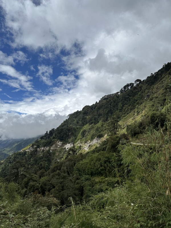 標高3000mの山道<br class=sp_only>筋の道がどこまでも続きます