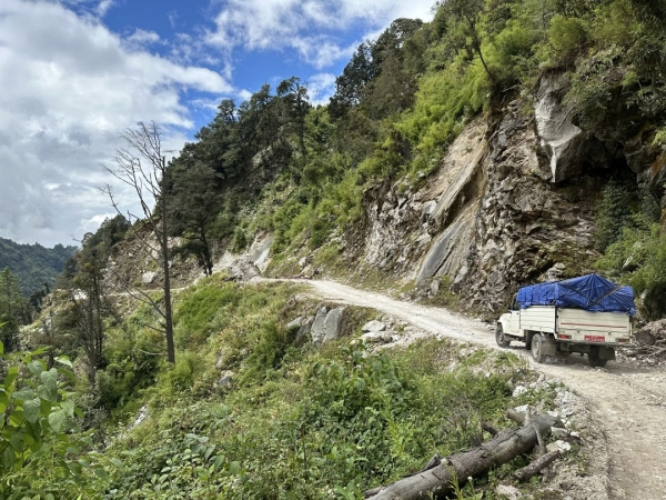 近隣の村へと向かうトラックです。