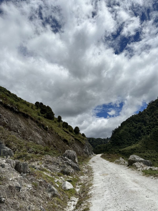 青い空に、雲が近く、<br class=sp_only>空に昇っていくようです